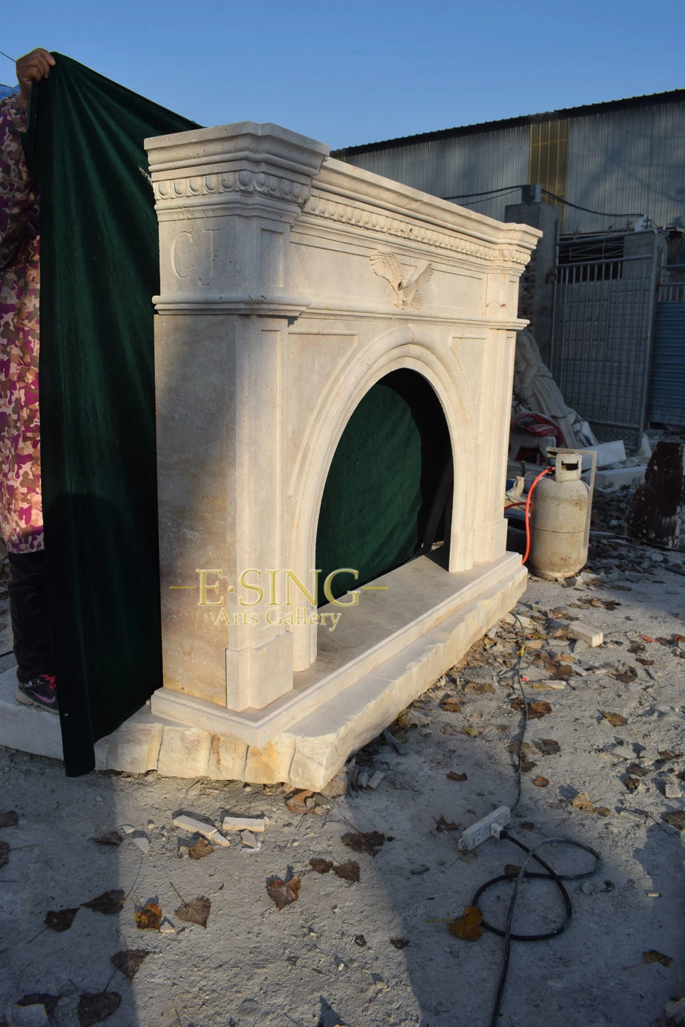 New Design Travertine Natural Stone Eagle Fireplace Frame Marble Arch Fireplace for Home